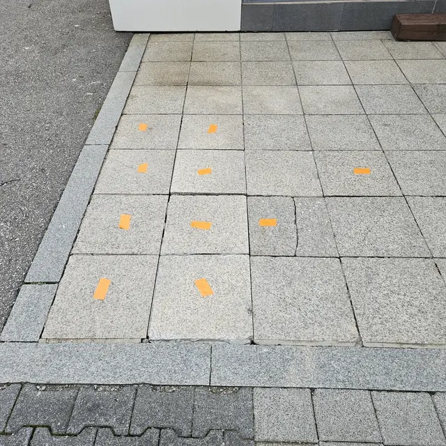 바닥 이음부 균열 위치를 표시해둔 모습 하루공사 시공 사례 사진
