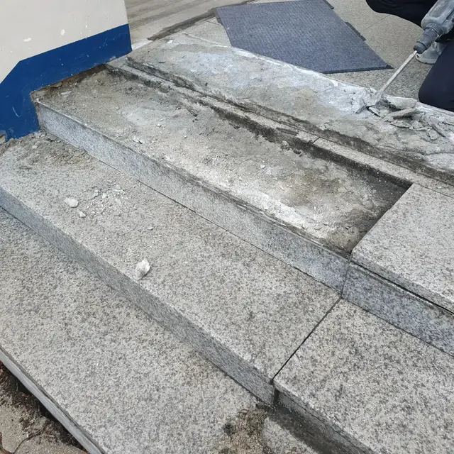 계단 디딤판 한쪽 모서리가 깨져 떨어져 나간 모습