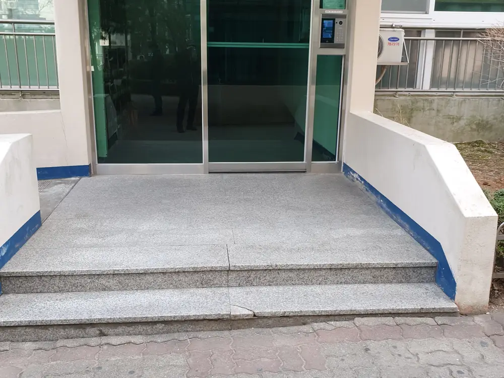 계단 디딤판 대리석 크랙 보수 작업 현장
