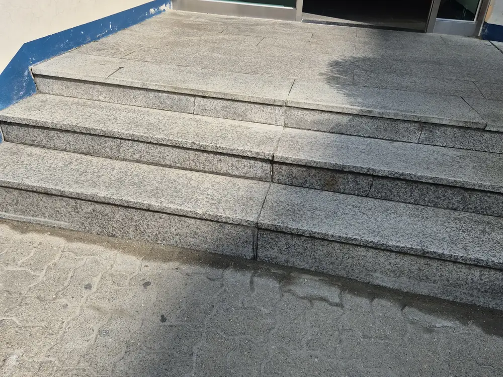 이음부를 메우고 단차를 없앤 모습 진행 사례 이미지