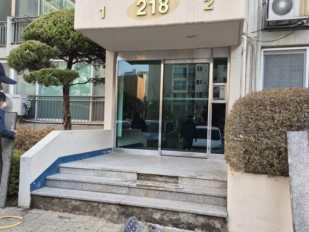 건물 출입구 계단 보수가 진행되고 있는 현장