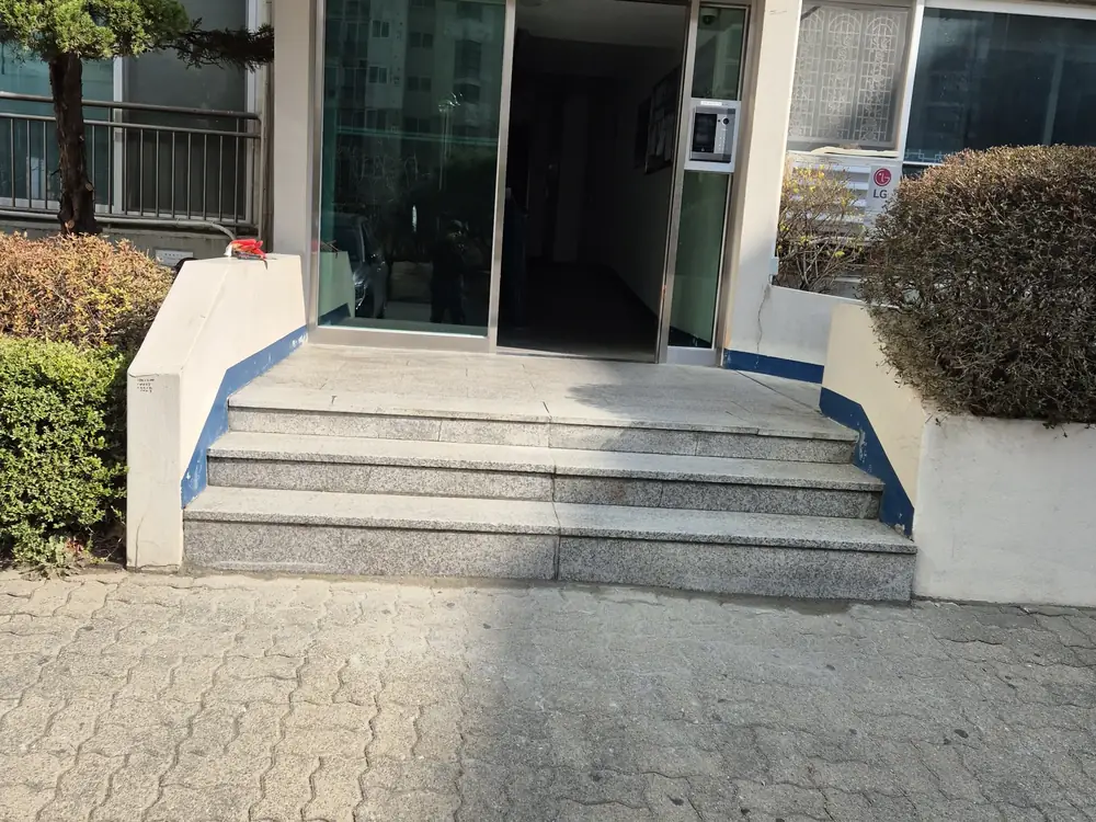 건물 출입구 계단 대리석 보수를 마친 모습 실제 진행한 시공 사례