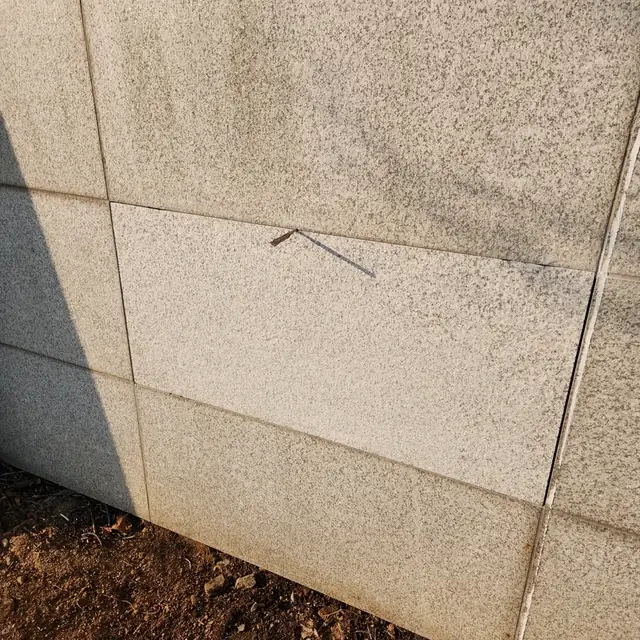 벽면 대리석 판넬로 설비함을 가려 마감한 부분교체 결과